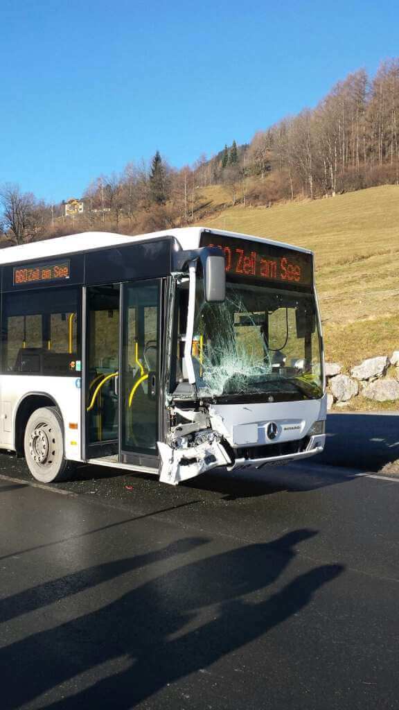 Verkehrsunfall B168 PKW gegen Postbus