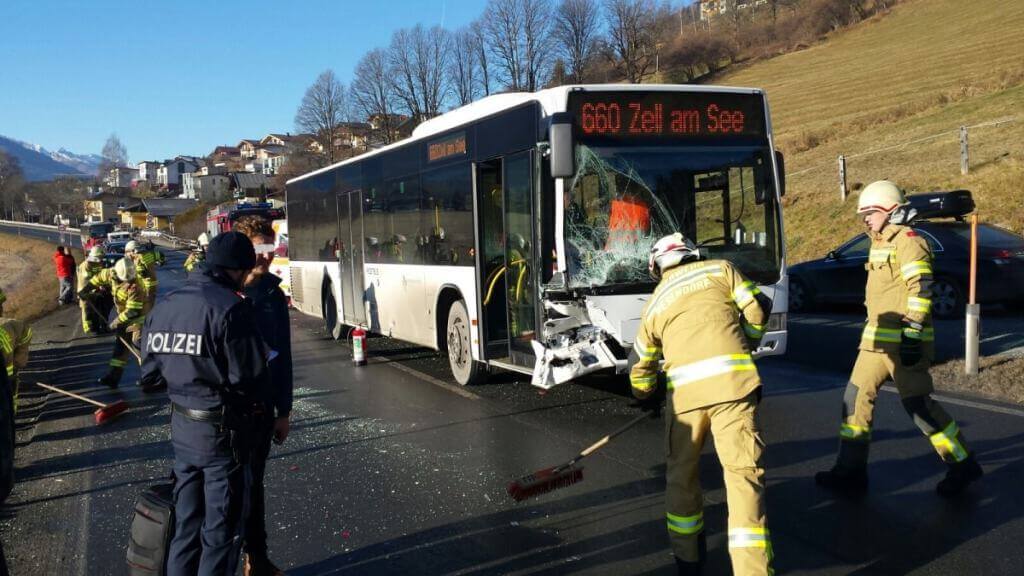 Verkehrsunfall B168 PKW gegen Postbus