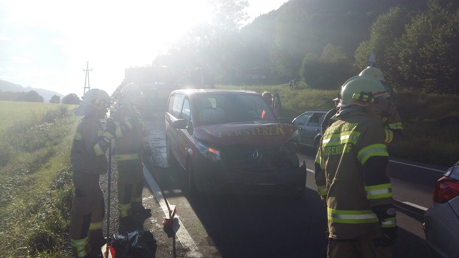 Aufräumarbeiten nach Verkehrsunfall in Aufhausen