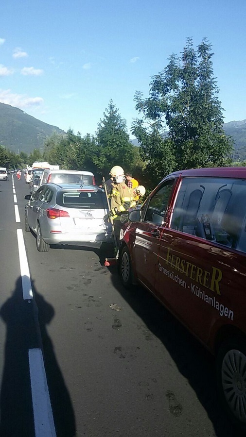 Aufräumarbeiten nach Verkehrsunfall in Aufhausen