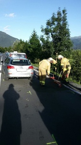 Aufräumarbeiten nach Verkehrsunfall in Aufhausen