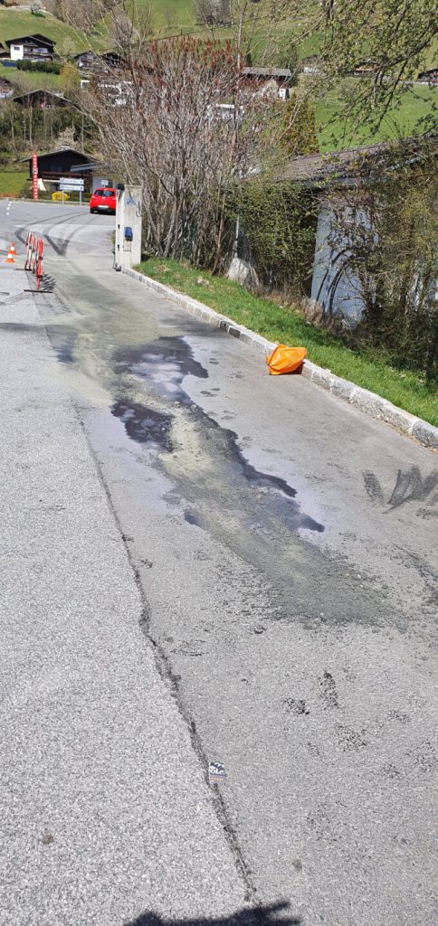 Binden von Hydrauliköl im Gewerbezentrum