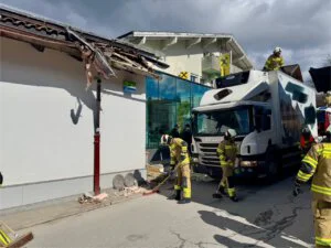 LKW gegen Gebäude