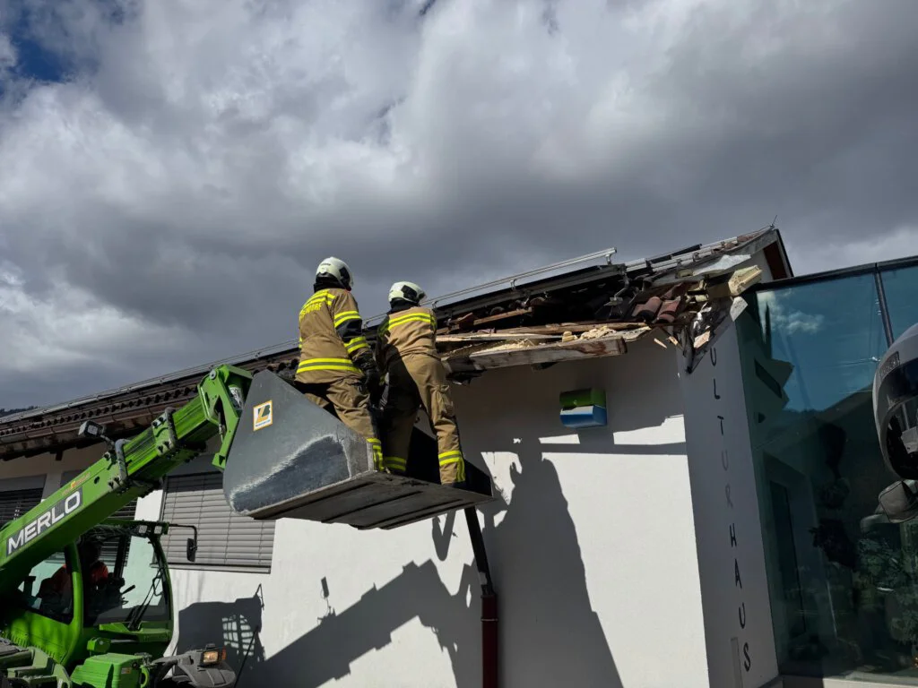 LKW gegen Gebäude