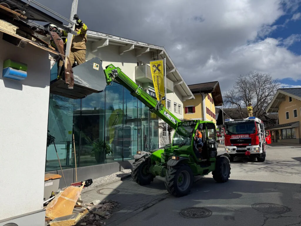 LKW gegen Gebäude