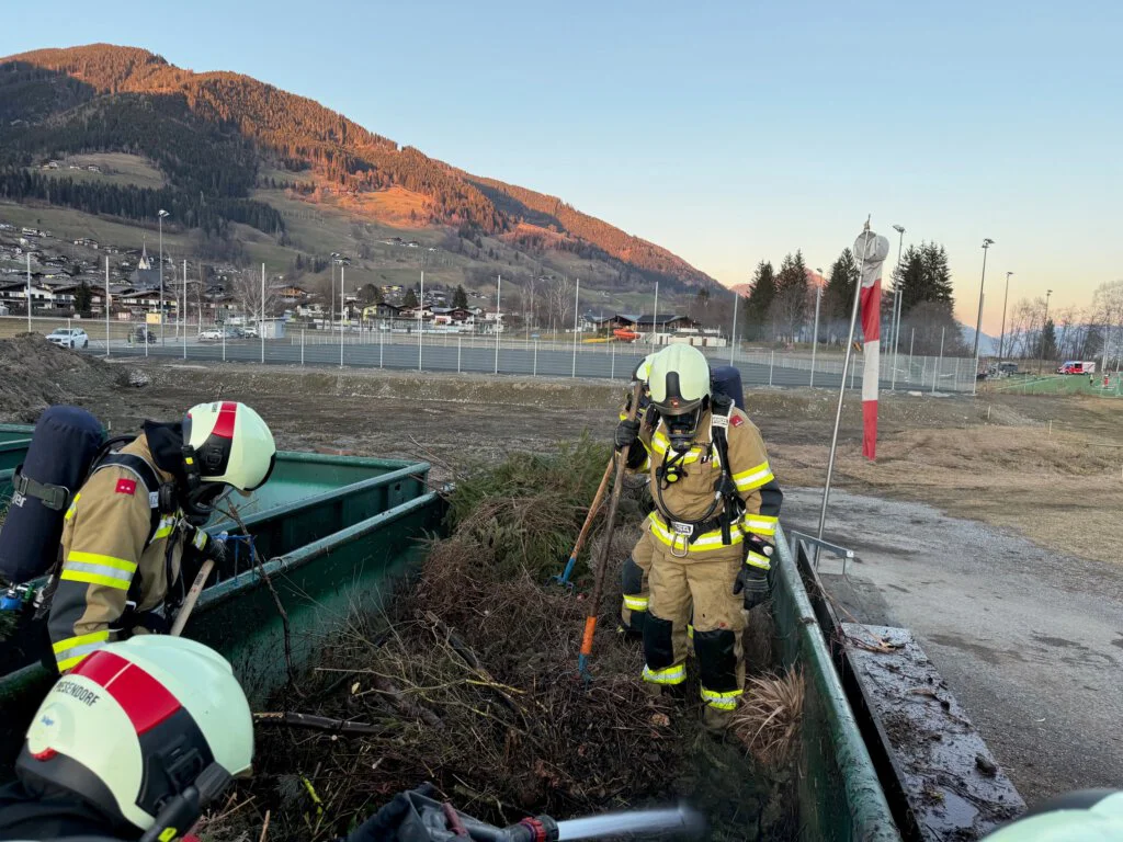 Brand im Grünschnittcontainer