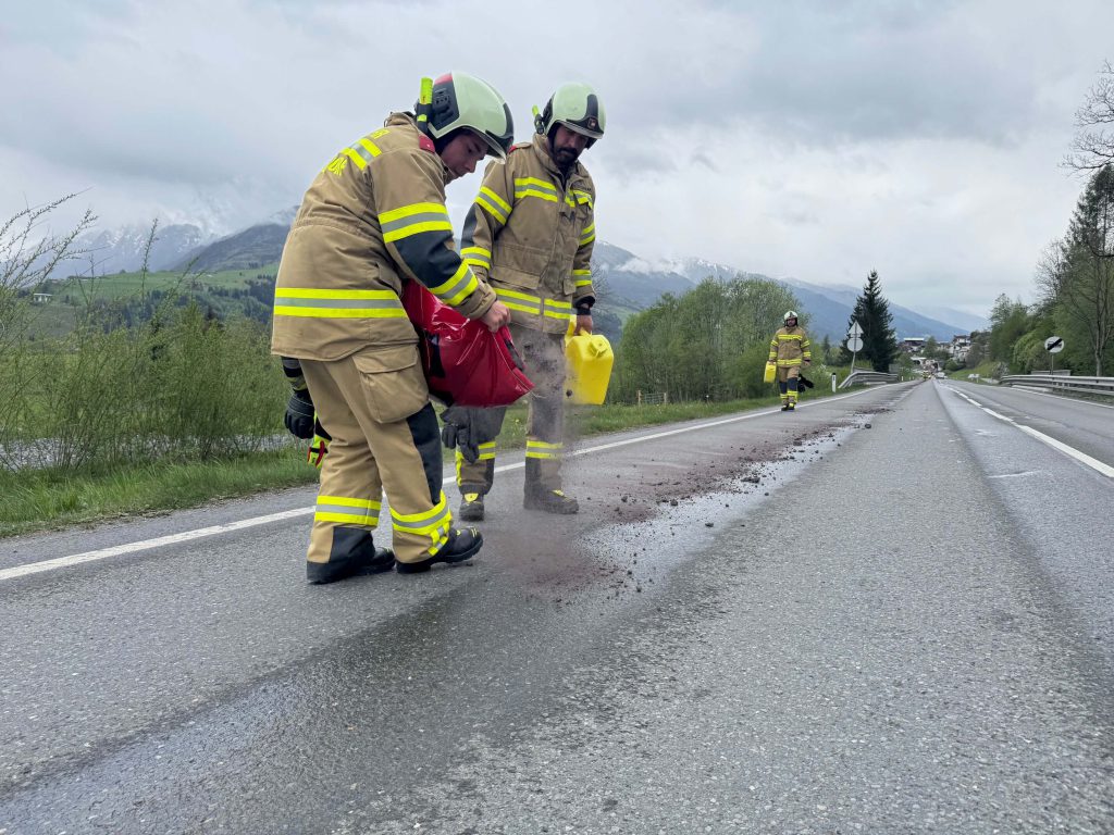 Feuerwehr Piesendorf streut Bindemittel auf Dieselspur zur Gefahrenabwehr und Rettung